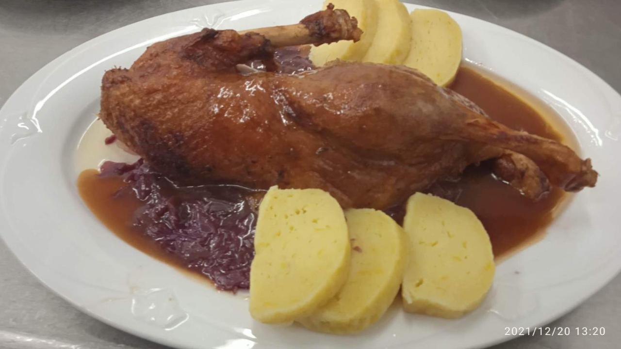 Mala Svata Hora - Penzion & Restaurace Mníšek pod Brdy Екстериор снимка