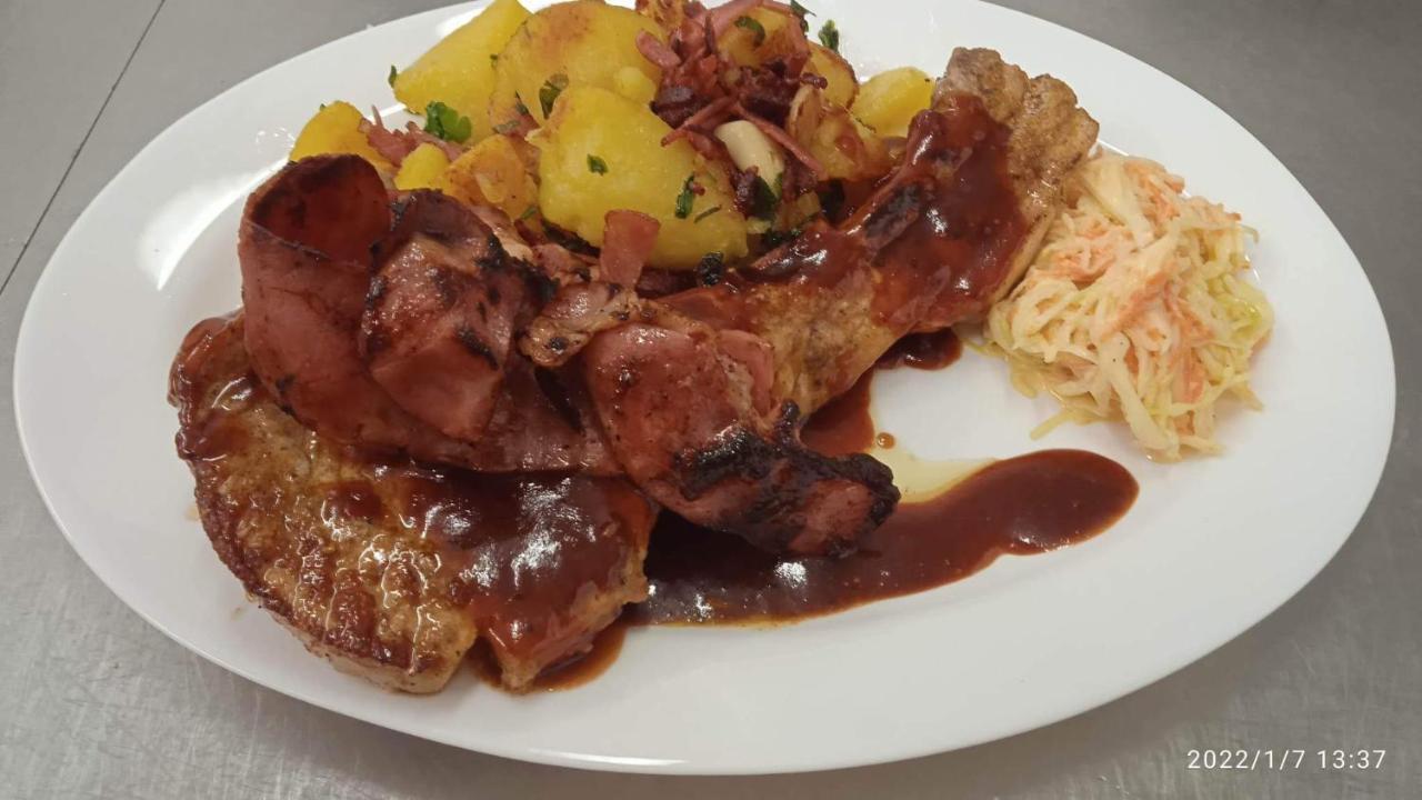 Mala Svata Hora - Penzion & Restaurace Mníšek pod Brdy Екстериор снимка
