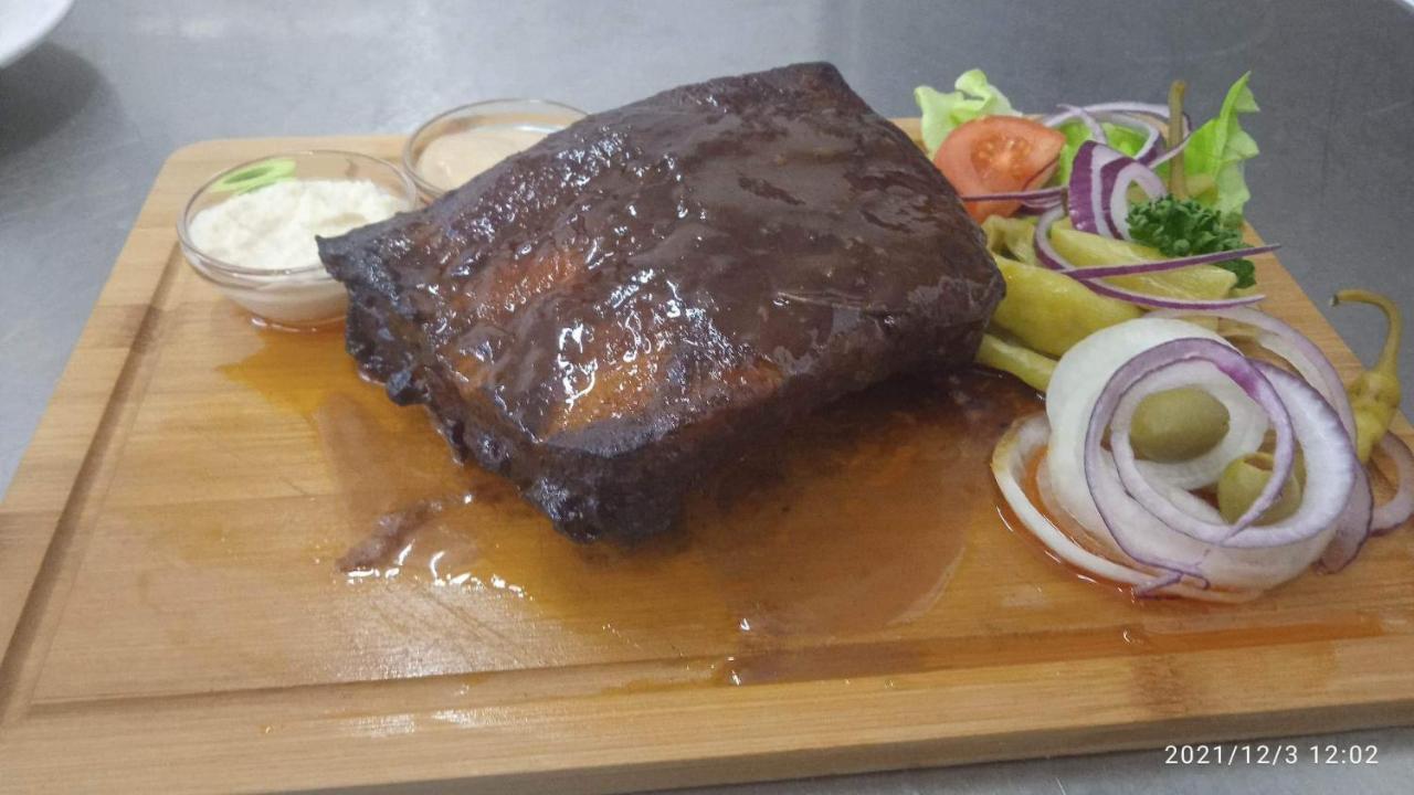 Mala Svata Hora - Penzion & Restaurace Mníšek pod Brdy Екстериор снимка