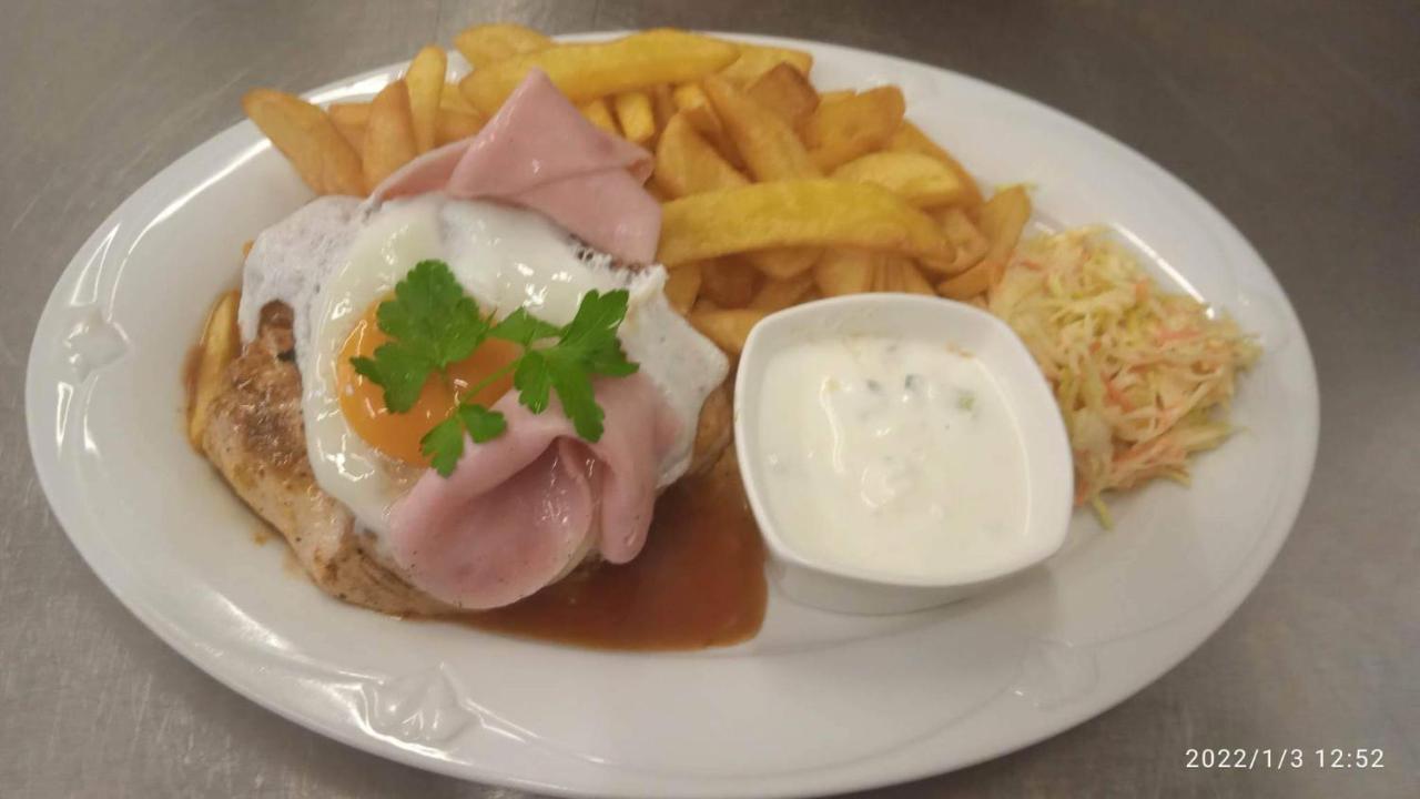 Mala Svata Hora - Penzion & Restaurace Mníšek pod Brdy Екстериор снимка