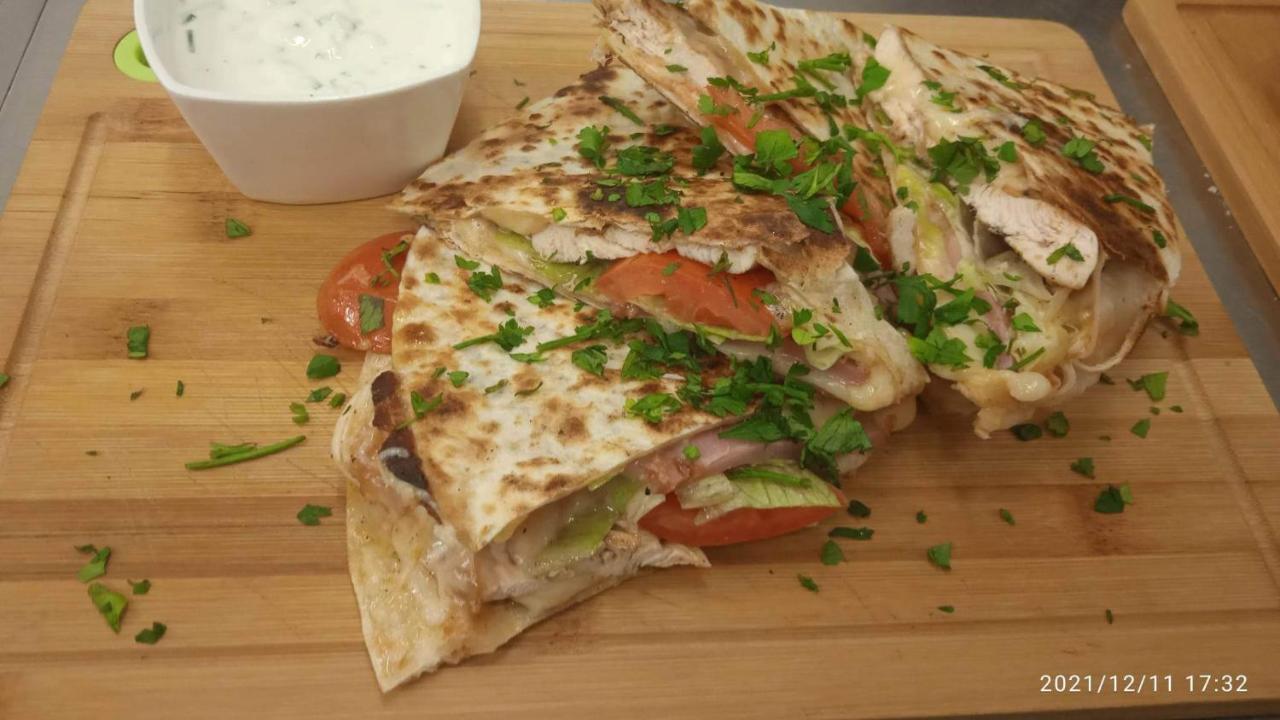 Mala Svata Hora - Penzion & Restaurace Mníšek pod Brdy Екстериор снимка