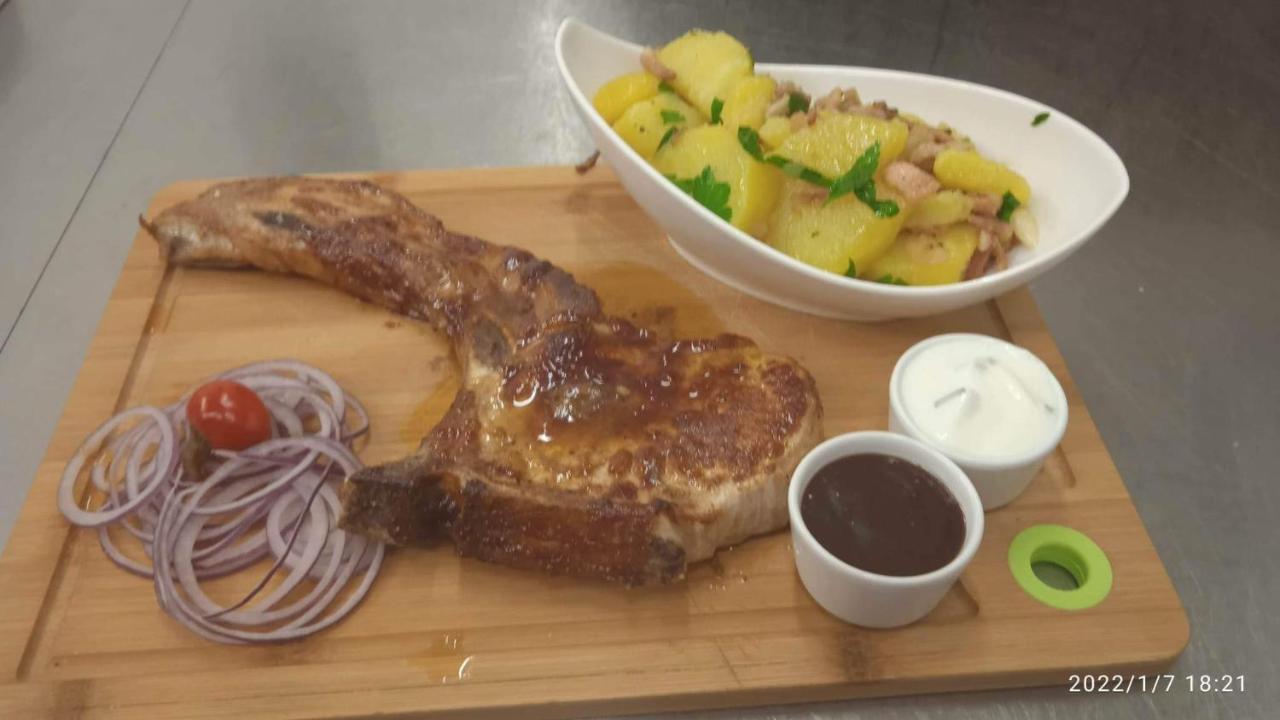 Mala Svata Hora - Penzion & Restaurace Mníšek pod Brdy Екстериор снимка