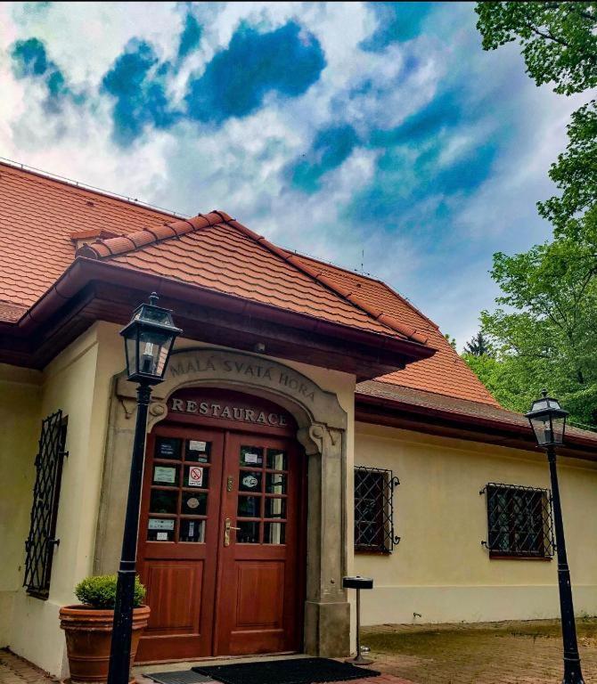 Mala Svata Hora - Penzion & Restaurace Mníšek pod Brdy Екстериор снимка